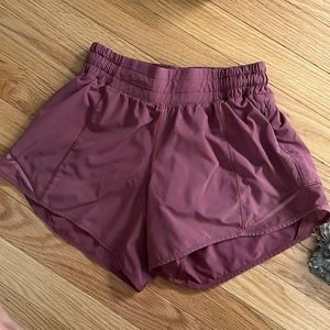Luluemon pink short
Size 4 (but could fit size 2), low rise